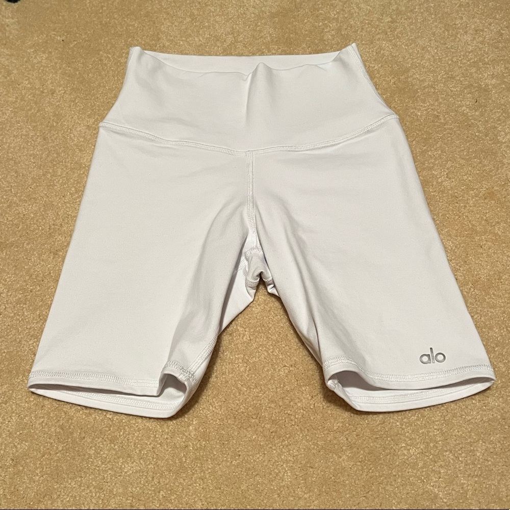 Alo yoga high waist biker shorts white - white
